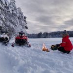 Faire de la motoneige en Laponie